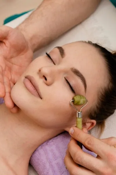 Maderoterapia facial jade