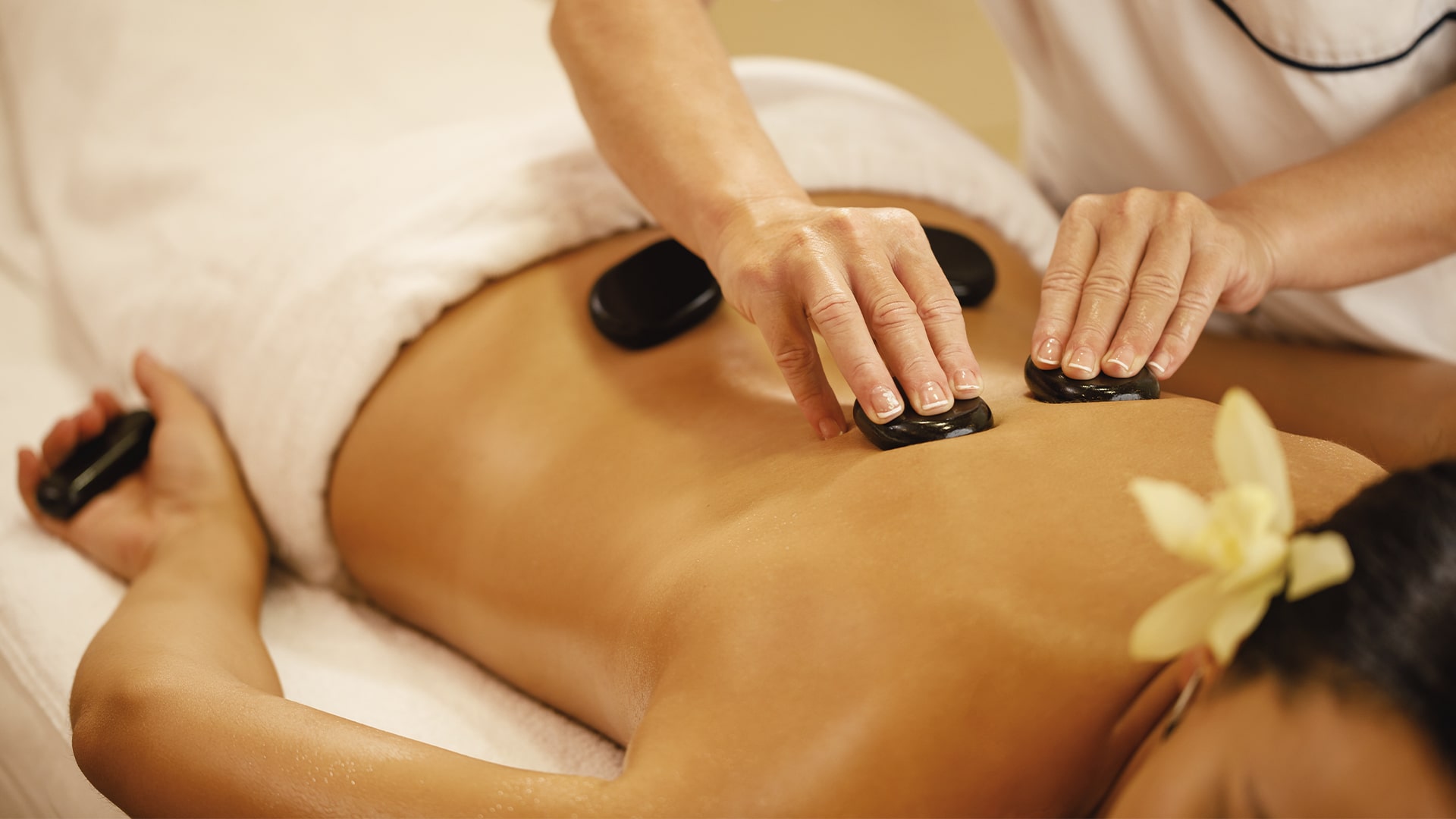 Masaje con piedras calientes